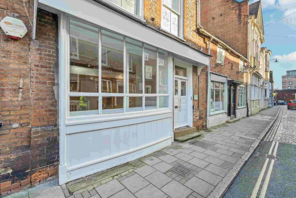 15 Temple Street - Shopfront Retail/Office, Aylesbury, Buckinghamshire HP20 2RN