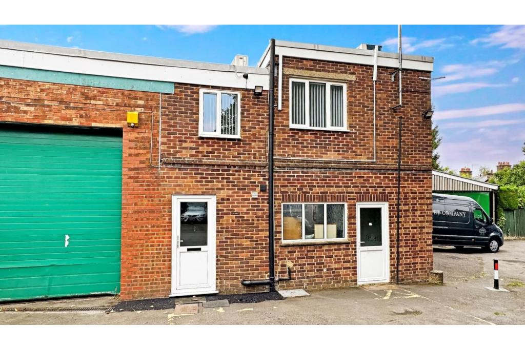 31 Bois Ln - Light Distribution, Amersham, Buckinghamshire HP6 6BT