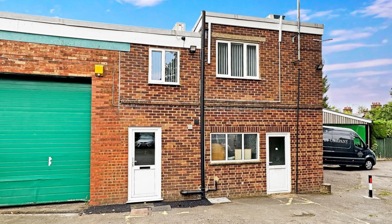 31 Bois Ln - Light Distribution, Amersham, Buckinghamshire HP6 6BT