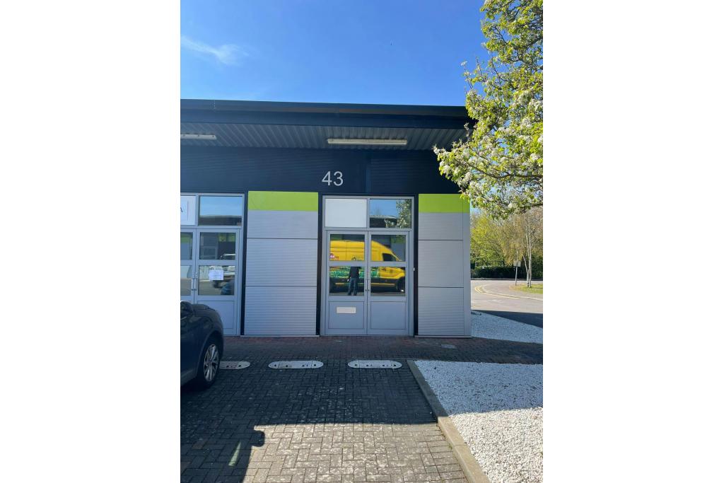 1 Smeaton Close - Space Business Centre, Aylesbury, Buckinghamshire HP19 8FJ