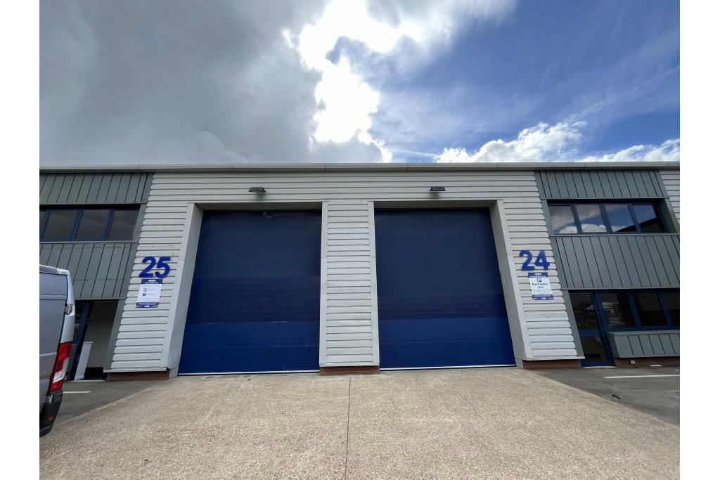Southern Rd - Vale Industrial Centre Warehouse, Aylesbury, Buckinghamshire HP19 9EW