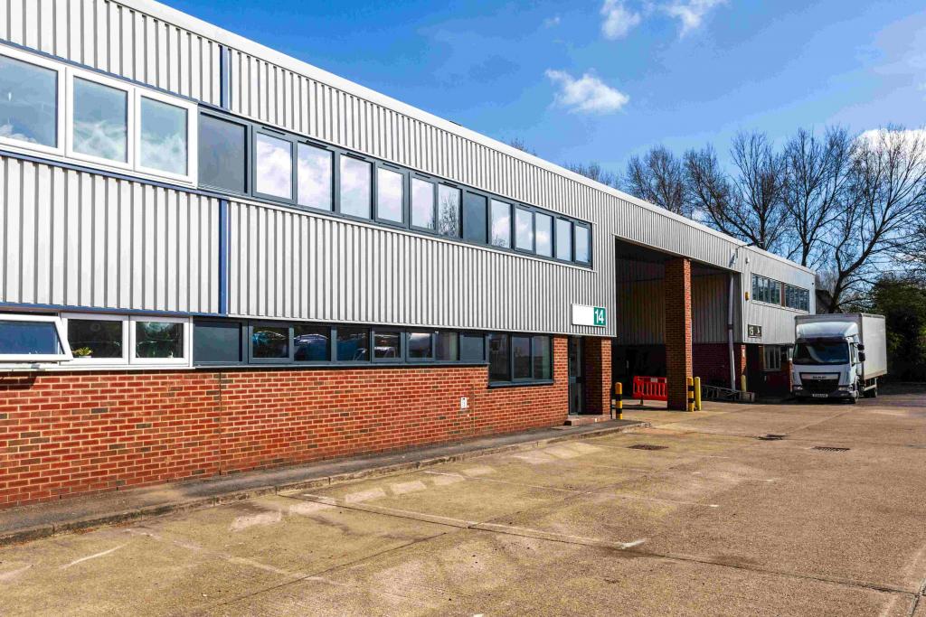 Farmbrough Clos – Stocklake Park, Industrial Distribution, Aylesbury, Buckinghamshire HP20 1DQ
