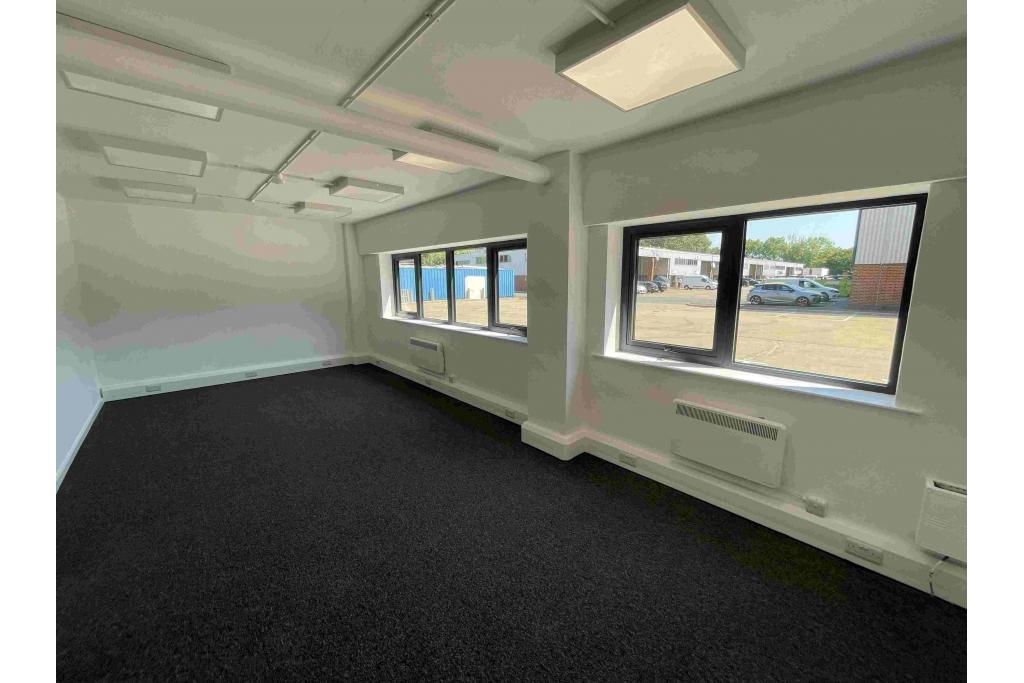 1–3 Farmbrough Clos - Industrial Distribution, Aylesbury, Buckinghamshire HP20 1DQ
