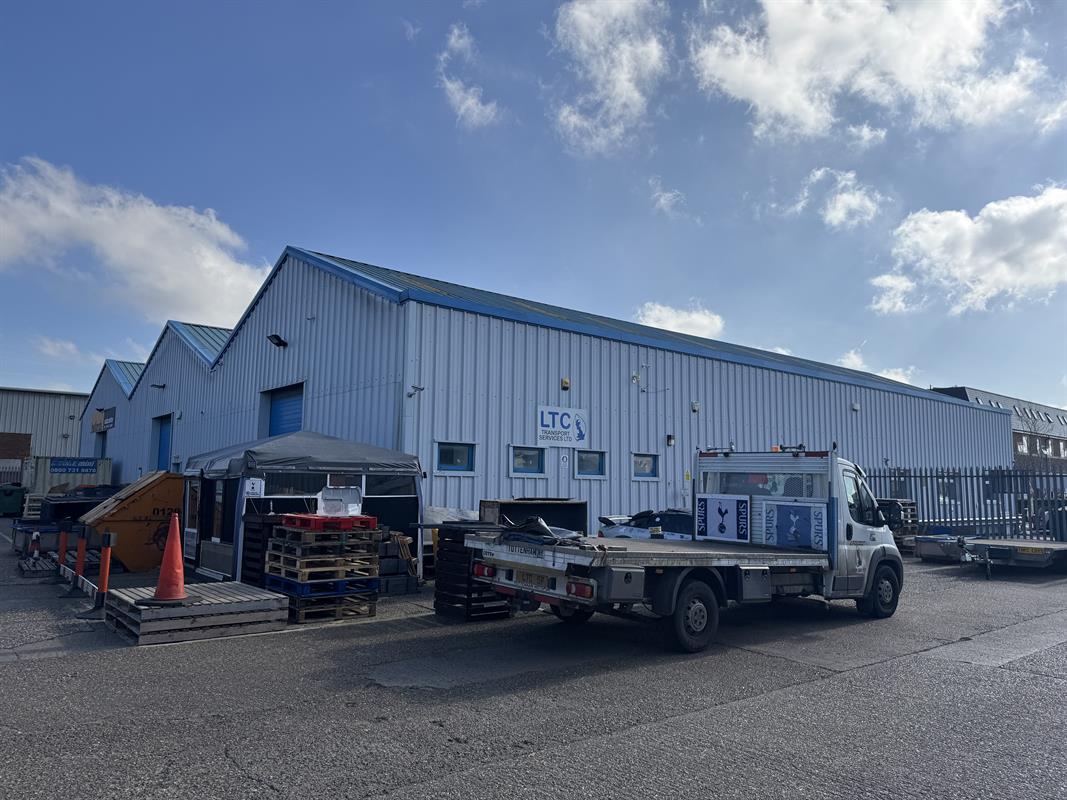 Gatehouse Way - Warren House, Industrial Service Unit, Aylesbury, Buckinghamshire HP19 8DB
