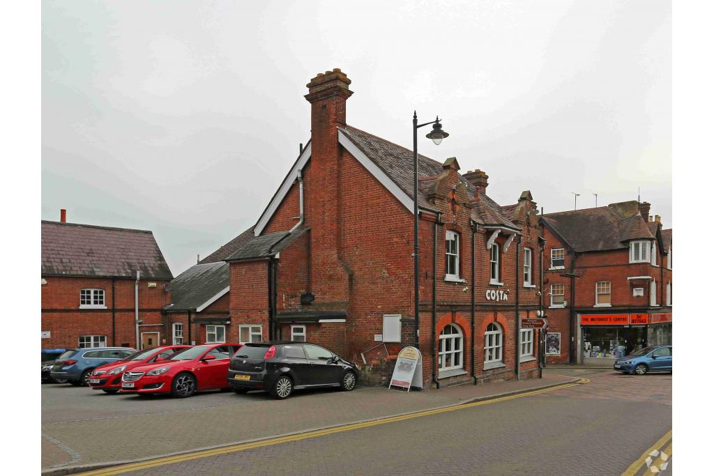 64 High St – George House - Shopfront Retail/Office, Tring, Hertfordshire HP23 4AF
