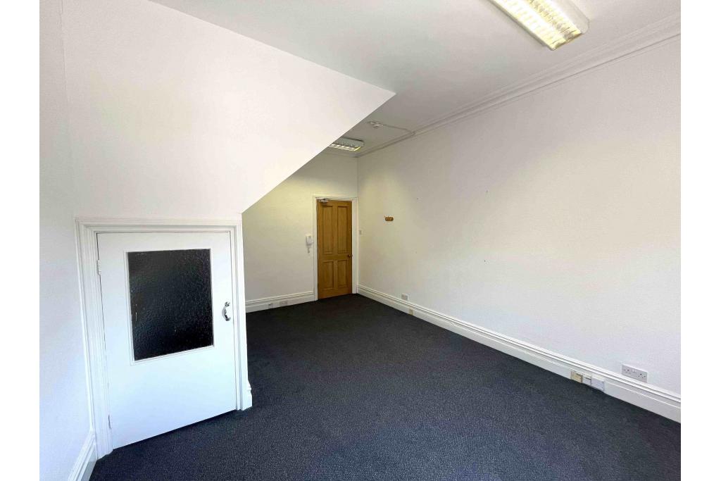 64 High St – George House - Shopfront Retail/Office, Tring, Hertfordshire HP23 4AF