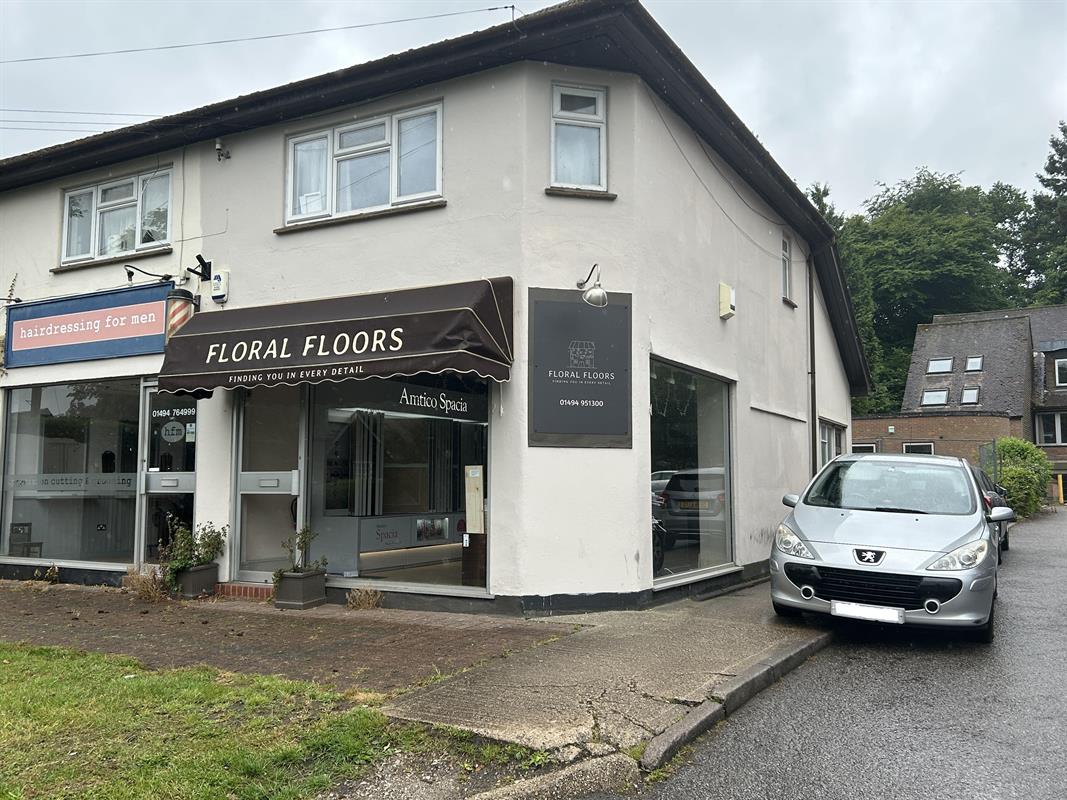 19 Nightingales Corner, Shopfront Retail/Residential, Amersham, Buckinghamshire HP7 9PY