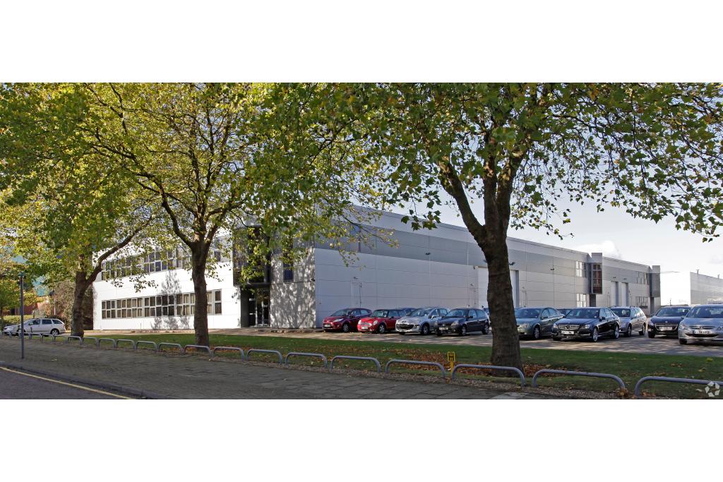 Eaton Rd - Chevron - Warehouse, Hemel Hempstead, Hertfordshire HP2 7RB