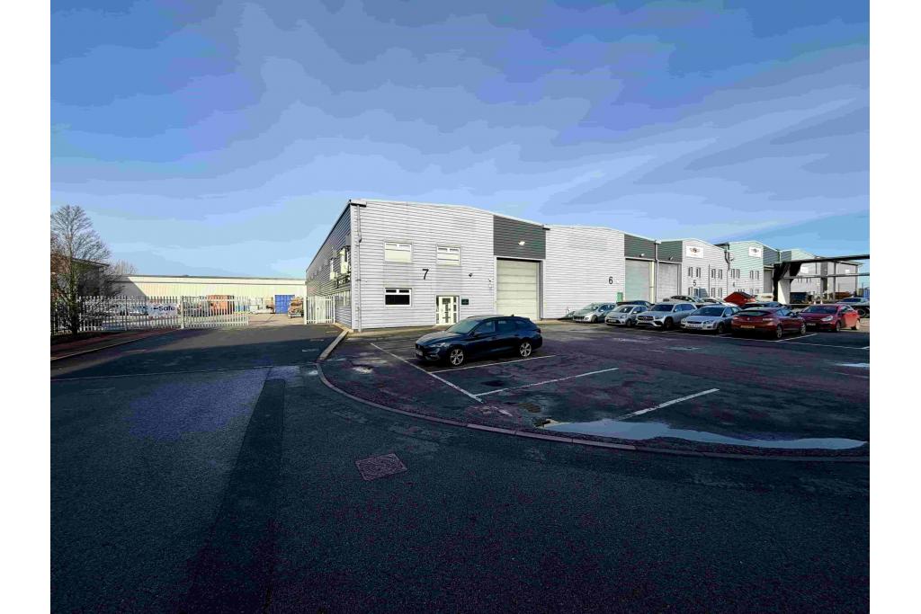 Hikers Way - Warehouse, Crendon Industrial Park, Long Crendon, Buckinghamshire HP18 9RW
