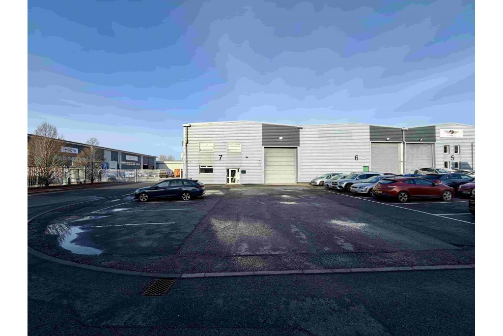 Hikers Way - Warehouse, Crendon Industrial Park, Long Crendon, Buckinghamshire HP18 9RW