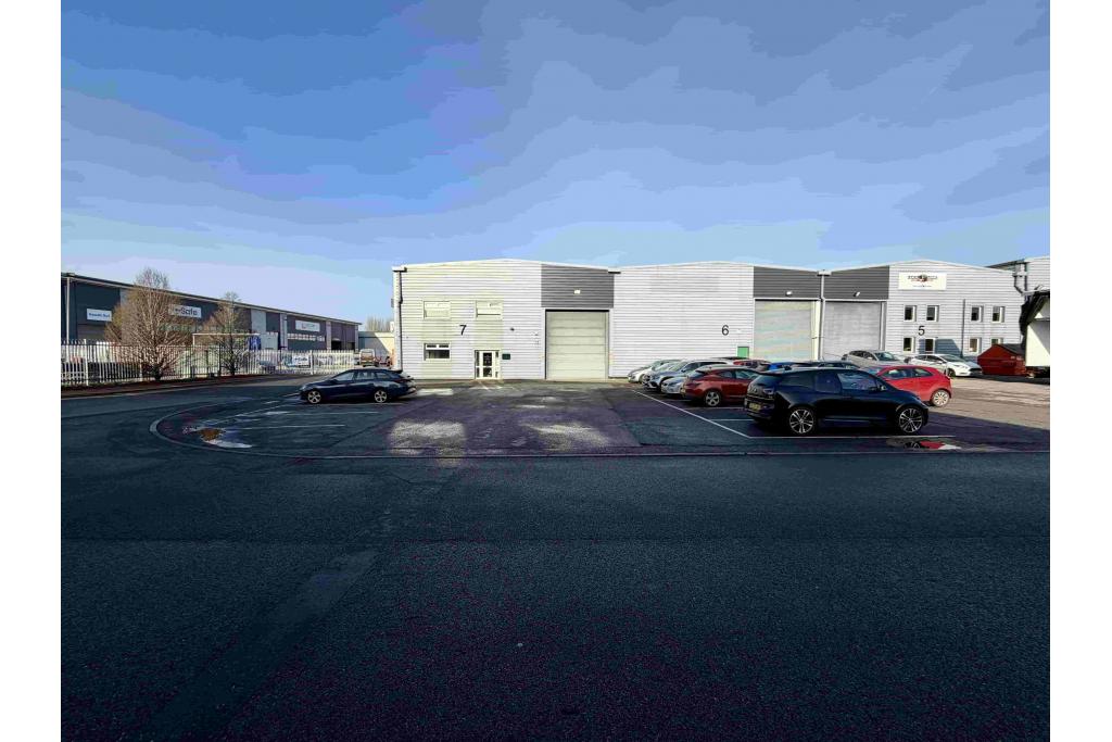 Hikers Way - Warehouse, Crendon Industrial Park, Long Crendon, Buckinghamshire HP18 9RW