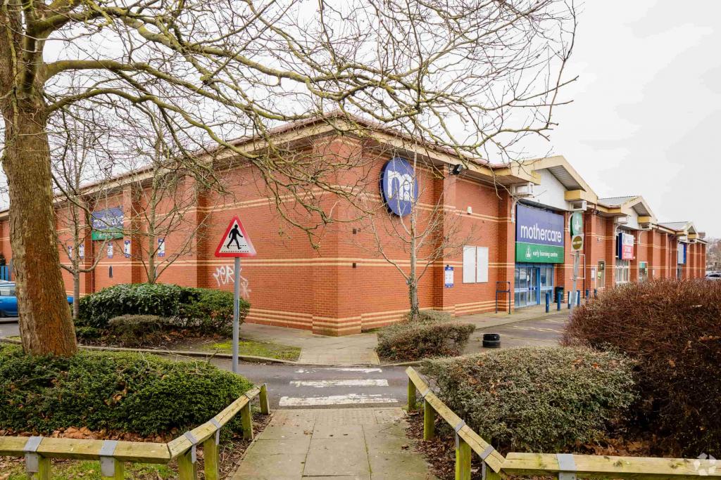 Vale Park Dr – 1–5 Vale Retail Park, Shopfront Retail, Aylesbury, Buckinghamshire HP20 1DH