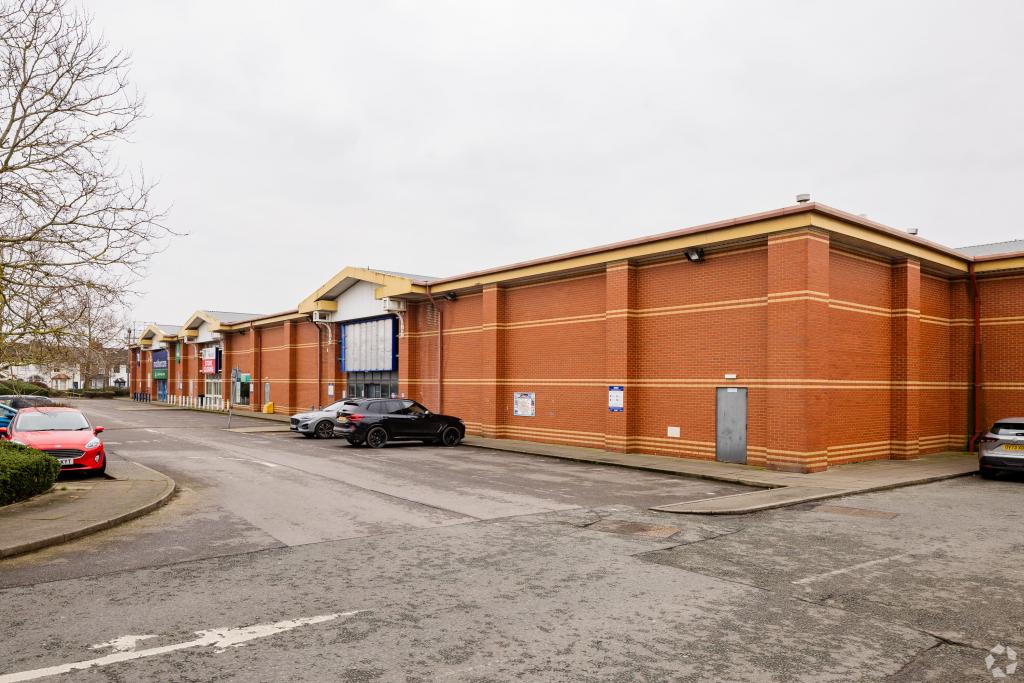 Vale Park Dr – 1–5 Vale Retail Park, Shopfront Retail, Aylesbury, Buckinghamshire HP20 1DH