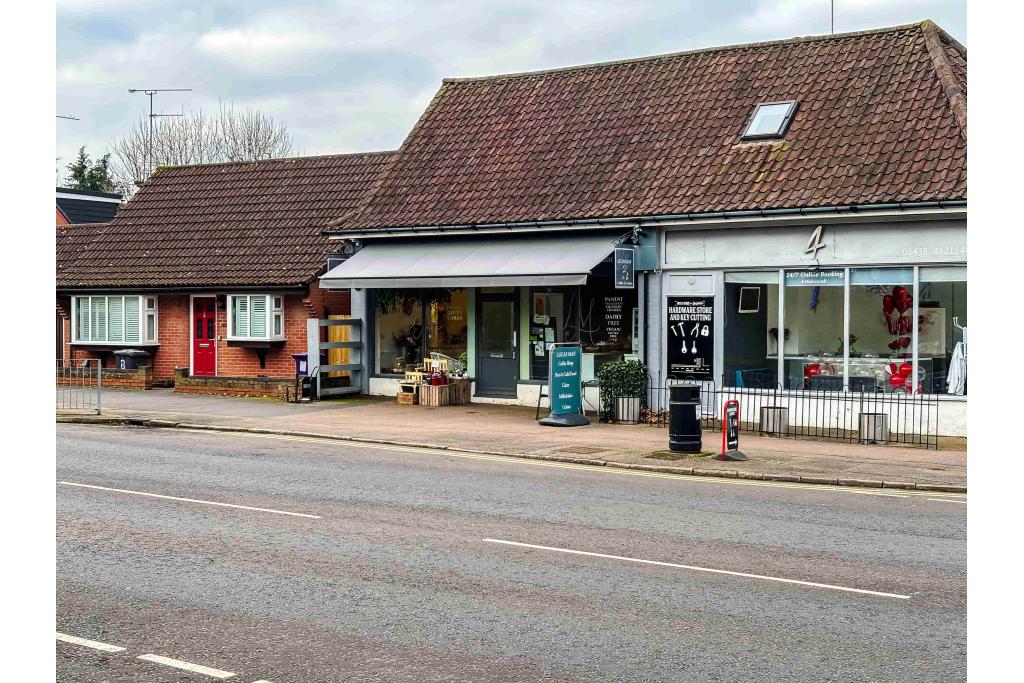 120 London Road - Restaurant, Knebworth, Hertfordshire SG3 6HB