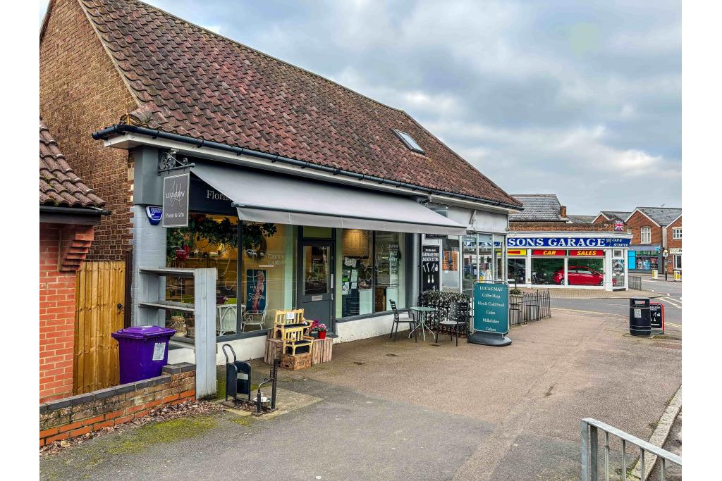 120 London Road - Restaurant, Knebworth, Hertfordshire SG3 6HB