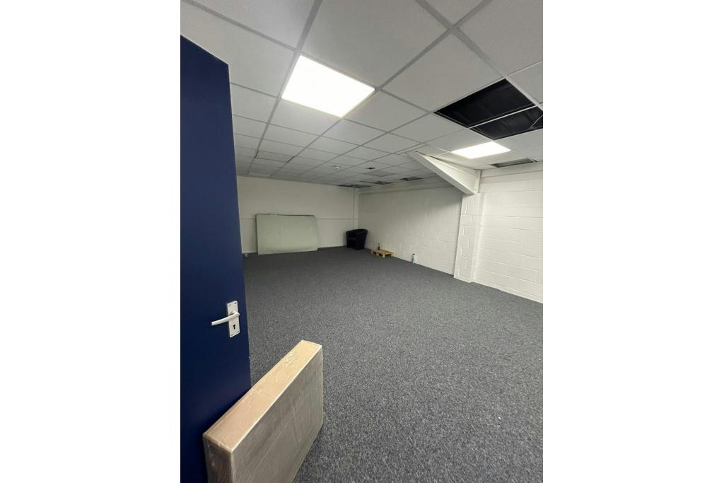 Henley Rd - Standard Industrial Estate Warehouse Space for Rent, London E16 2ES