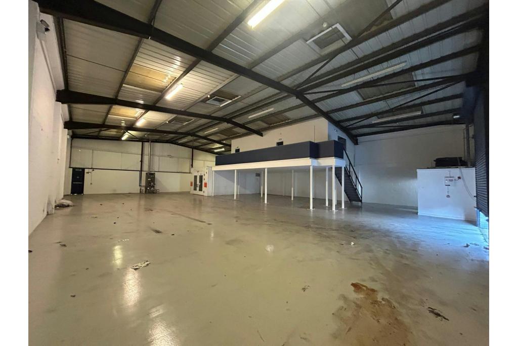 Henley Rd - Standard Industrial Estate Warehouse Space for Rent, London E16 2ES