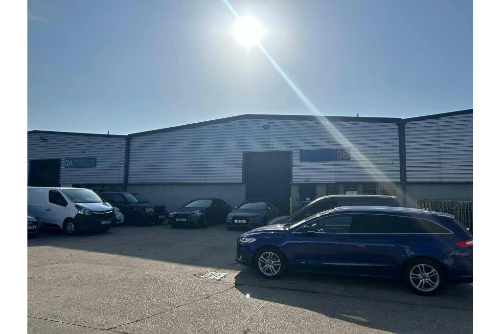 Henley Rd - Standard Industrial Estate Warehouse Space for Rent, London E16 2ES