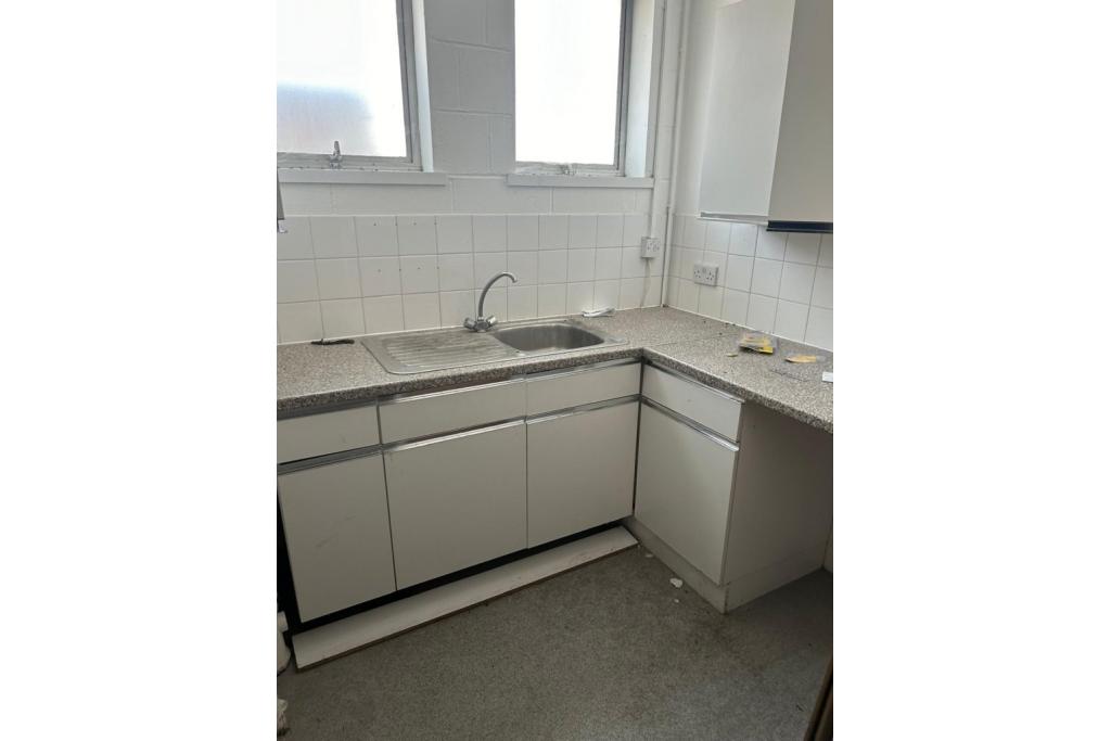 Henley Rd - Standard Industrial Estate Warehouse Space for Rent, London E16 2ES