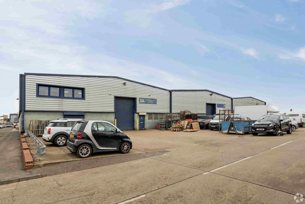 Henley Rd - Standard Industrial Estate Warehouse Space for Rent, London E16 2ES
