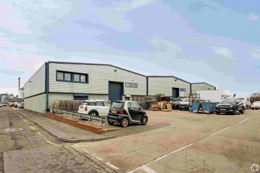 Henley Rd - Standard Industrial Estate Warehouse Space for Rent, London E16 2ES