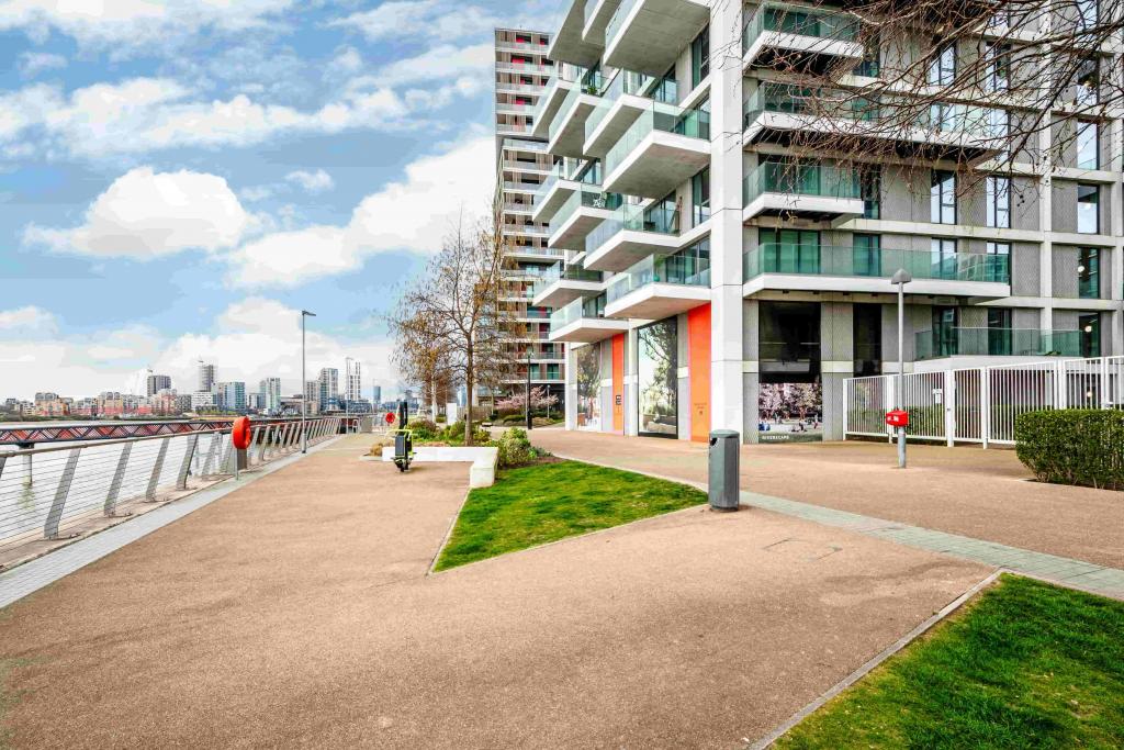 North Woolwich Road - Retail Unit for Rent, Royal Docks, London E16 2BG