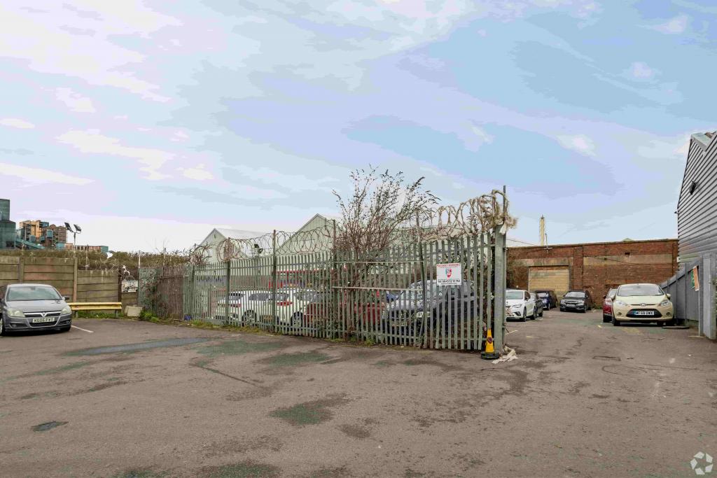 Factory Road - Industrial Warehouse for Rent, Standard Industrial Estate, London E16 2EJ