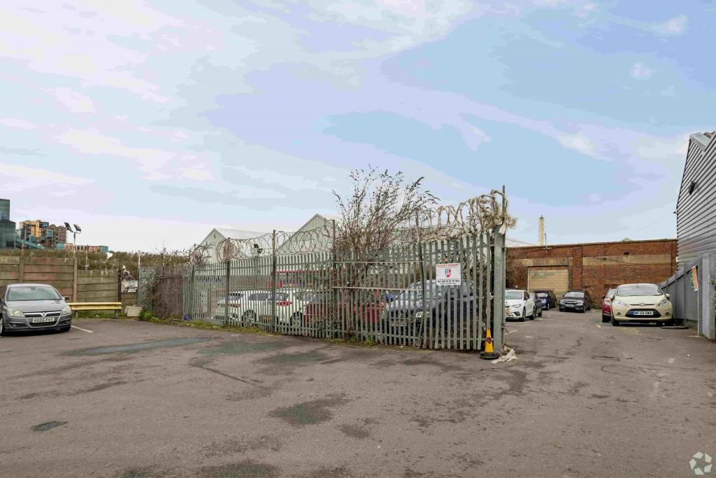 Factory Road - Industrial Warehouse for Rent, Standard Industrial Estate, London E16 2EJ