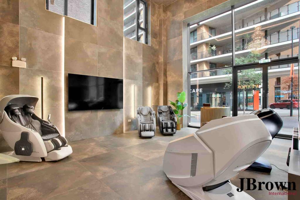8 Royal Crest Avenue - Retail Unit for Rent, Royal Crest, London E16 2TQ