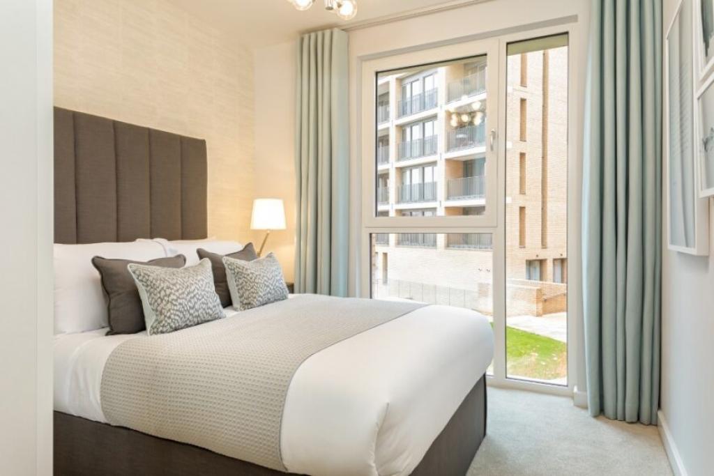 Hendon Waterside – Parkside Square & The Townhouses, London NW9v