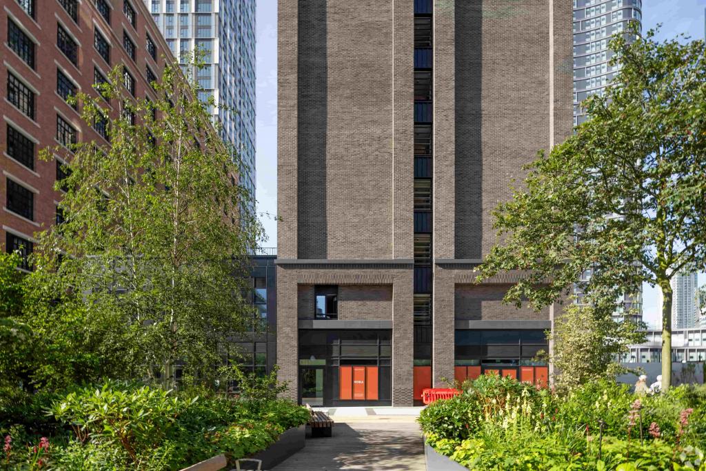 15 West Ln - Wood Wharf Retail Unit, Canary Wharf, London E14 9SF