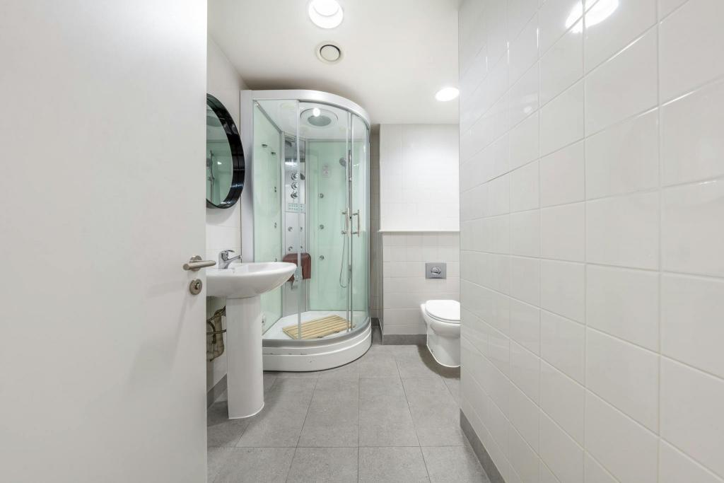 10 Wandsworth Rd - Phoenix House Retail Unit, St George Wharf, London SW8 2LL