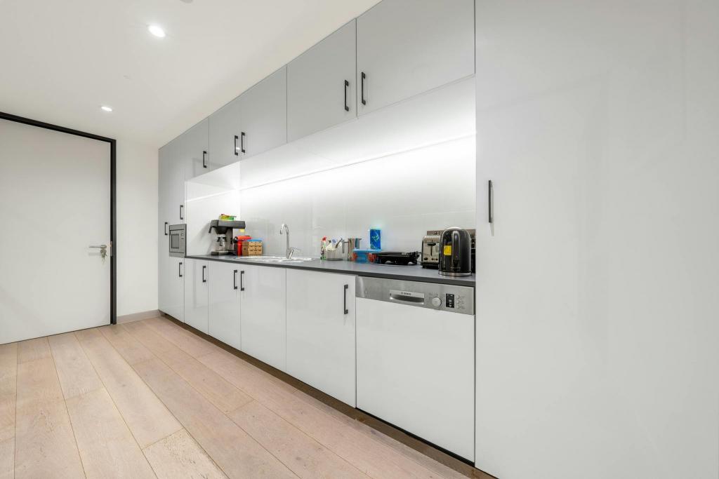 10 Wandsworth Rd - Phoenix House Retail Unit, St George Wharf, London SW8 2LL