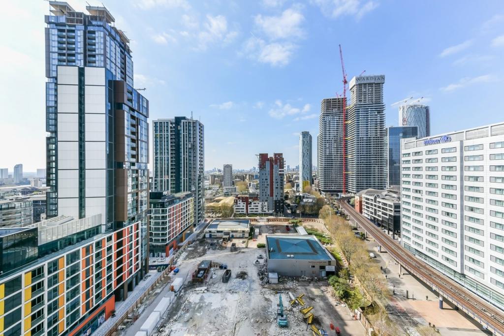Stylish Studio Apartment with Balcony – Pan Peninsula Square, Canary Wharf E14