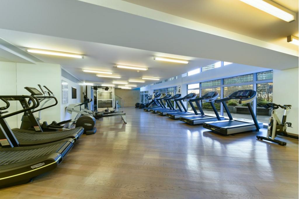 Stylish Studio Apartment with Balcony – Pan Peninsula Square, Canary Wharf E14
