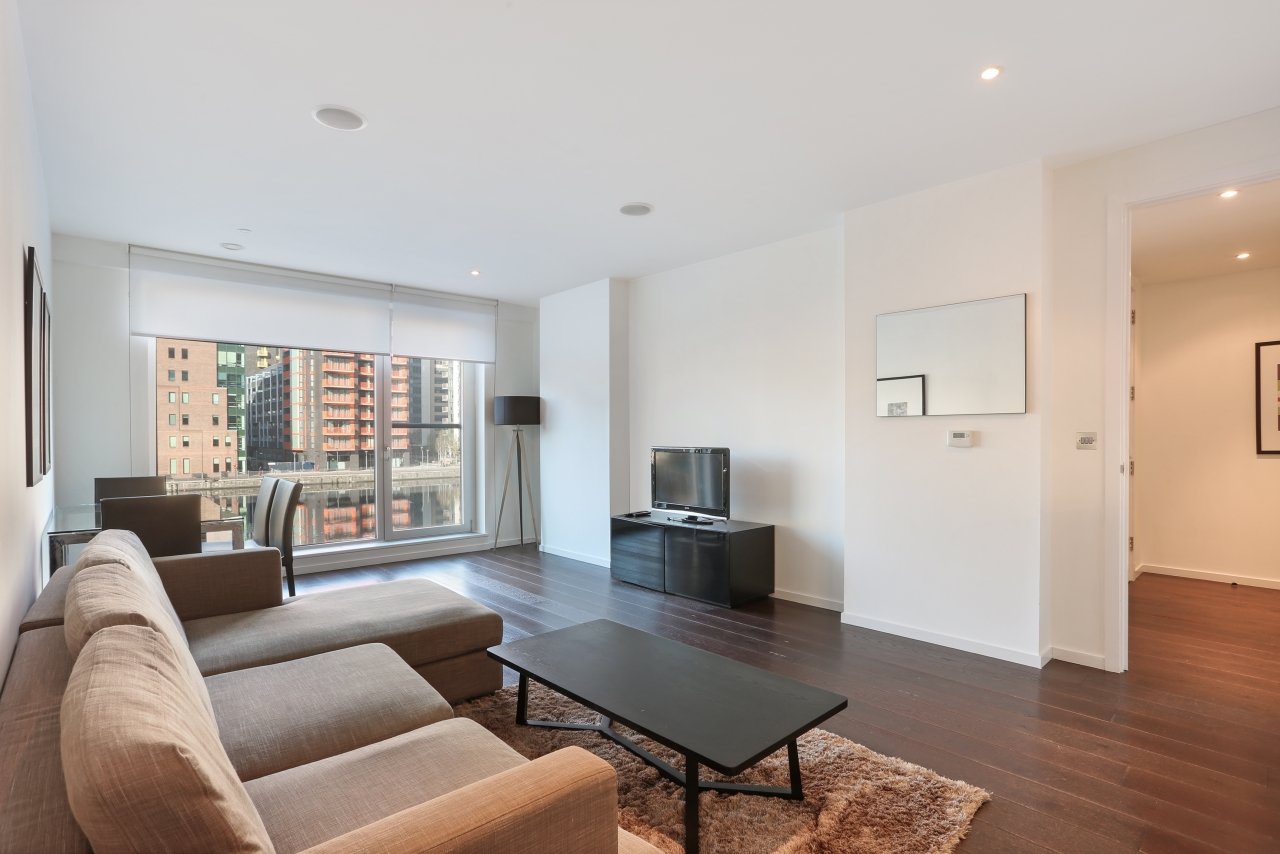 Spacious Two-Bedroom Apartment with Dock Views – Baltimore Wharf, Canary Wharf E14