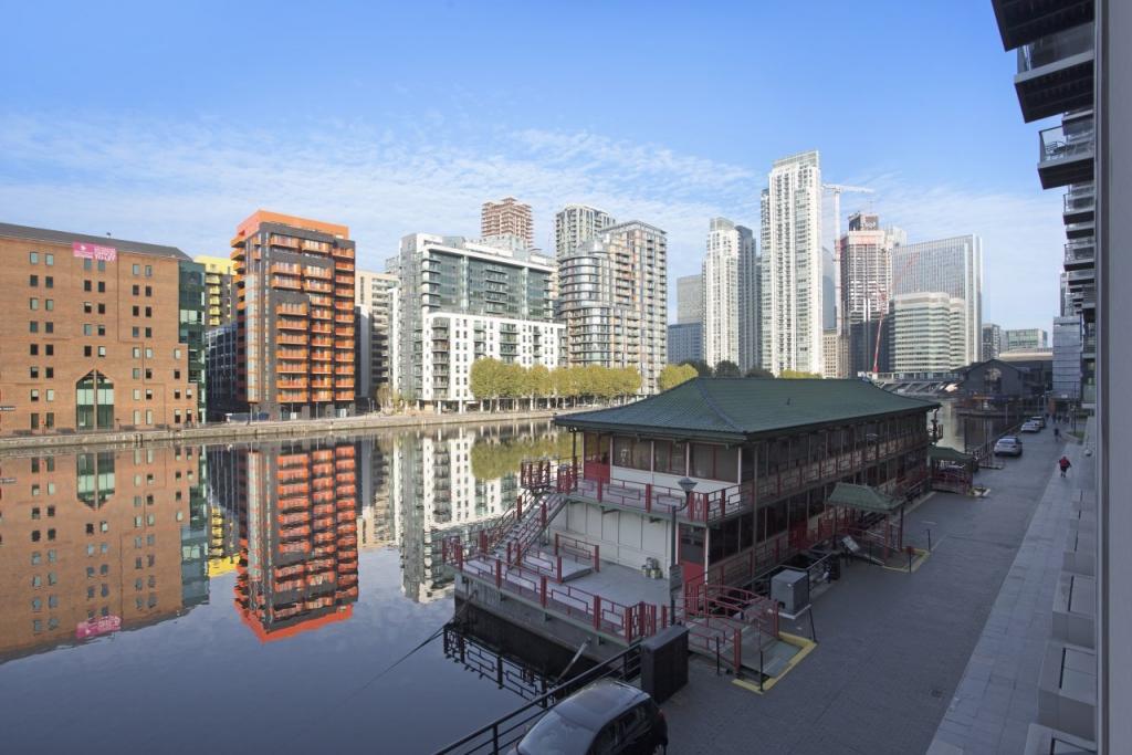Spacious Two-Bedroom Apartment with Dock Views – Baltimore Wharf, Canary Wharf E14