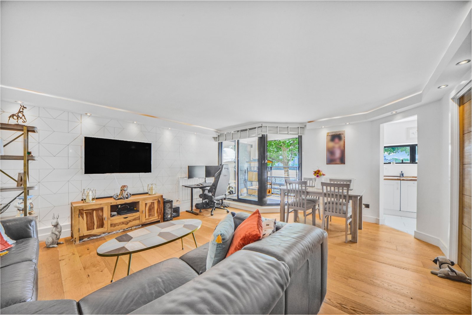 Stunning Two-Bedroom Apartment with River Thames Views – Burrells Wharf Square