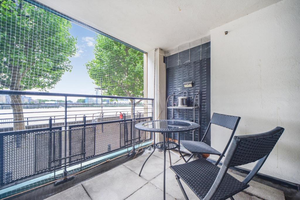 Stunning Two-Bedroom Apartment with River Thames Views – Burrells Wharf Square