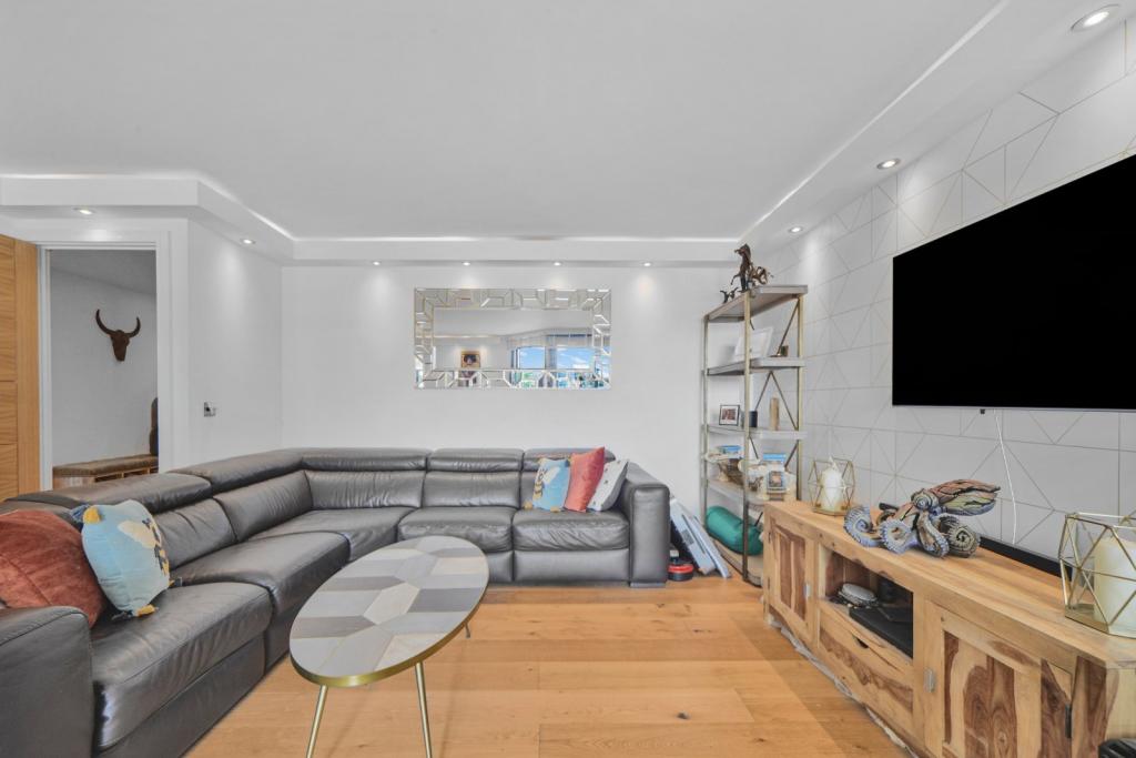 Stunning Two-Bedroom Apartment with River Thames Views – Burrells Wharf Square