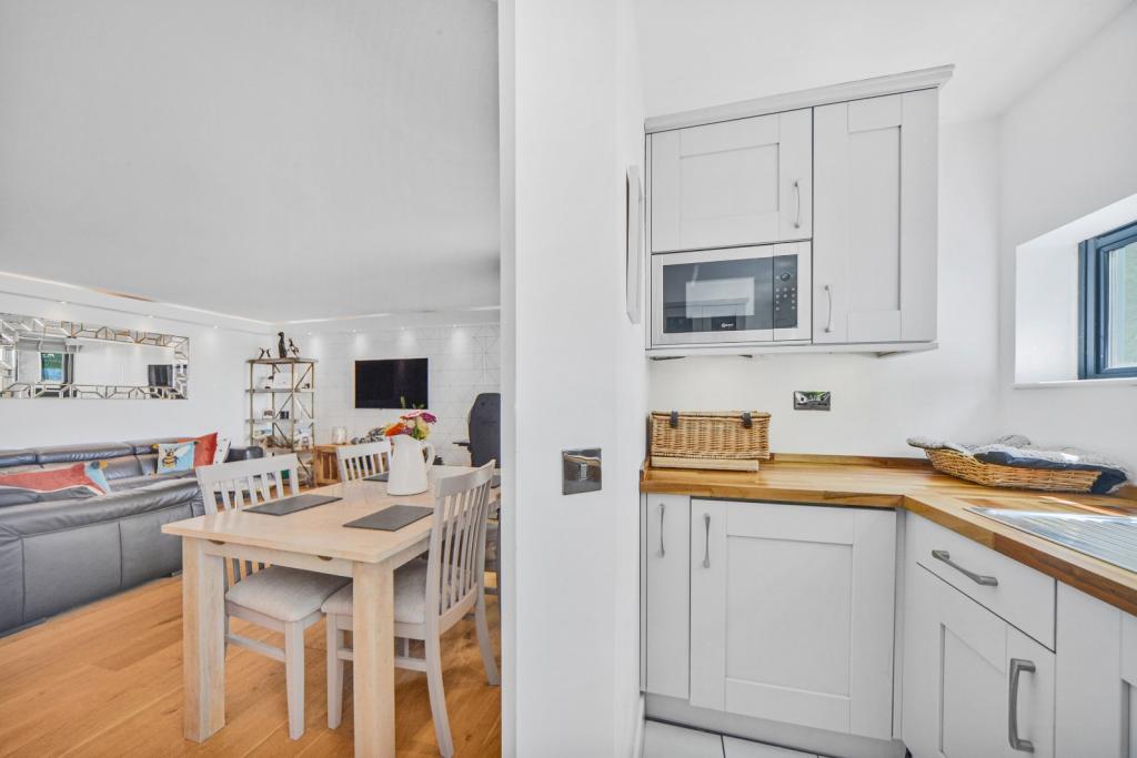 Stunning Two-Bedroom Apartment with River Thames Views – Burrells Wharf Square