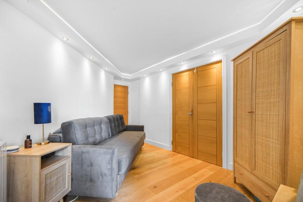 Stunning Two-Bedroom Apartment with River Thames Views – Burrells Wharf Square
