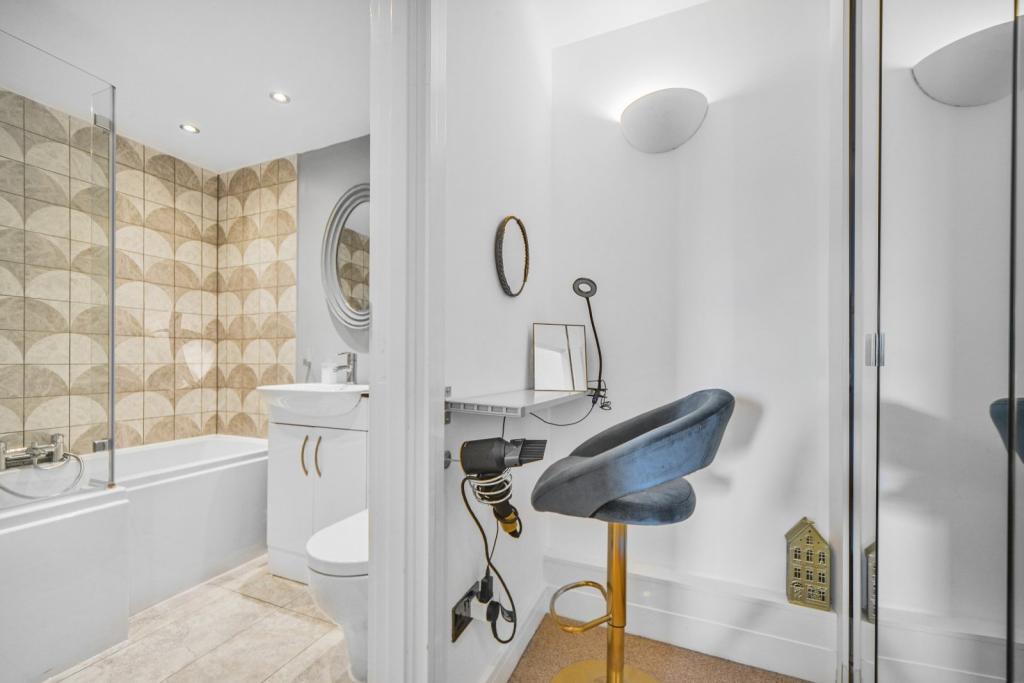 Stunning Two-Bedroom Apartment with River Thames Views – Burrells Wharf Square