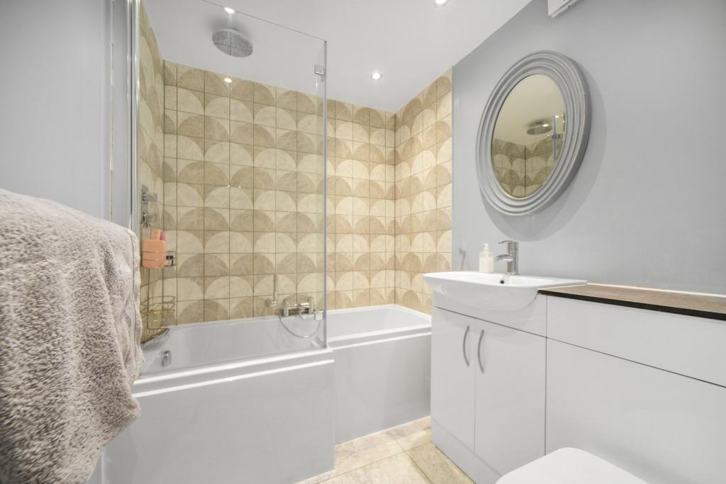 Stunning Two-Bedroom Apartment with River Thames Views – Burrells Wharf Square