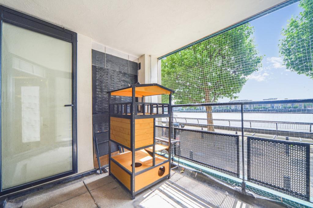Stunning Two-Bedroom Apartment with River Thames Views – Burrells Wharf Square