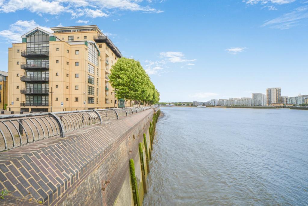 Stunning Two-Bedroom Apartment with River Thames Views – Burrells Wharf Square