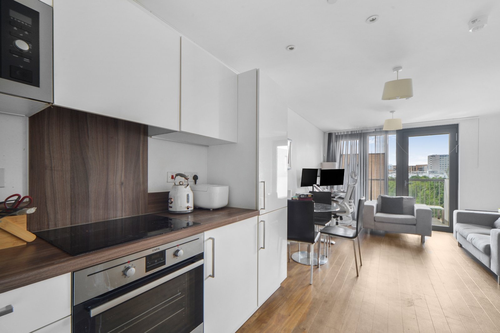 Modern One-Bedroom Apartment in Waterside Park, Docklands, E16 - £300,000