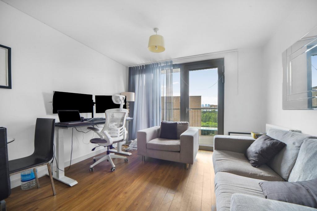 Modern One-Bedroom Apartment in Waterside Park, Docklands, E16 - £300,000