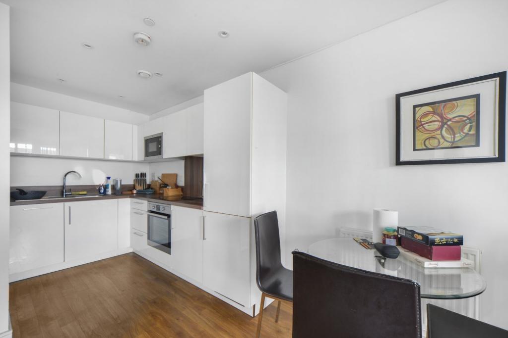 Modern One-Bedroom Apartment in Waterside Park, Docklands, E16 - £300,000
