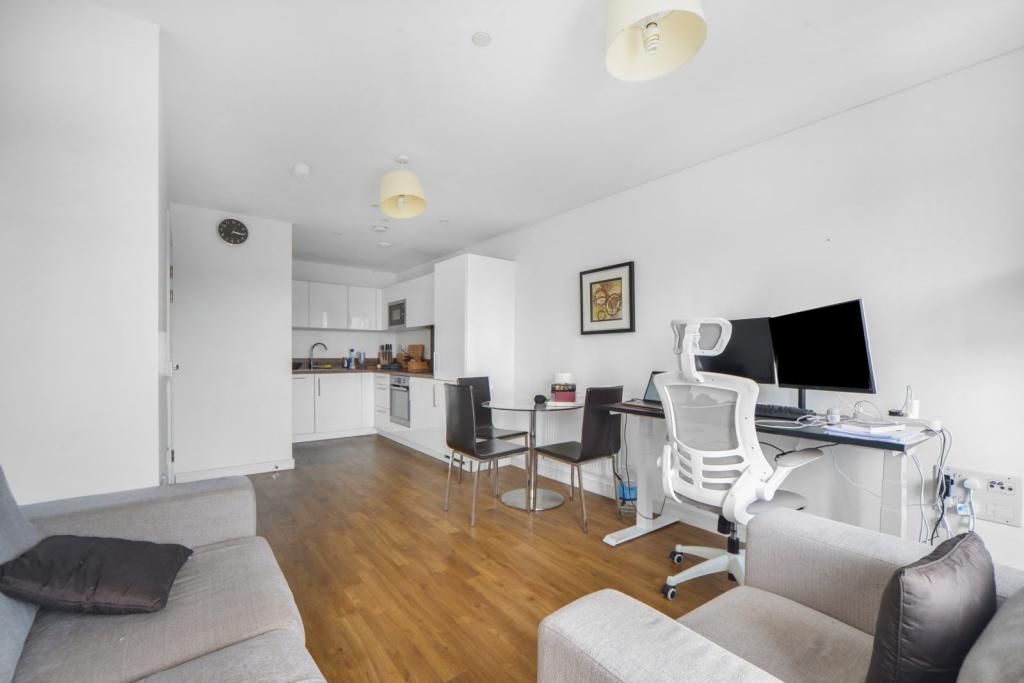 Modern One-Bedroom Apartment in Waterside Park, Docklands, E16 - £300,000